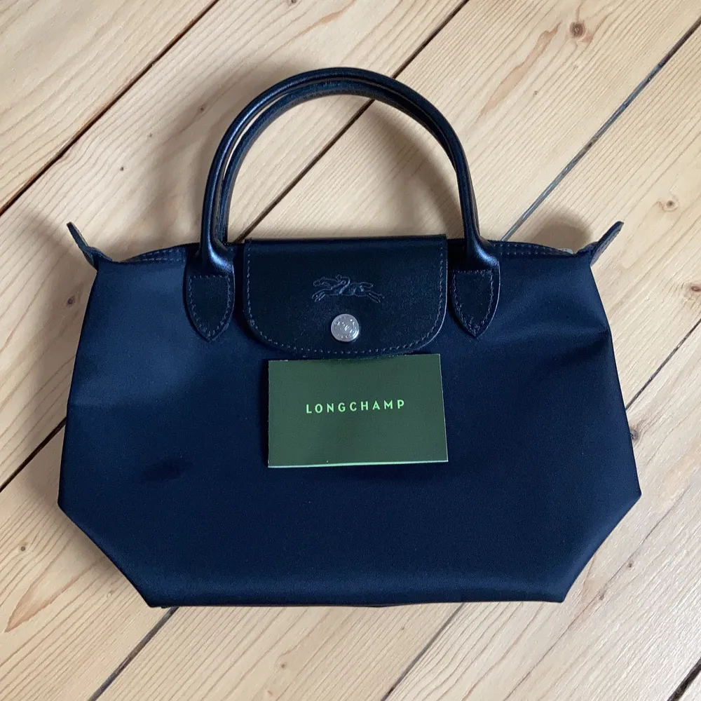 Helt oanvänd (äkta) svart Longchamp handväska! . Väskor.