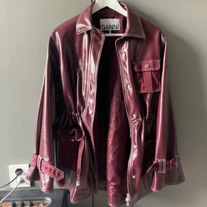 Intressekoll ganni jacka - Lackad höst jacka från ganni💞💞 Tänkte kolla intresset på den då jag bara vill sälja till rätt pris! Nypris är 3.800kr ungefär