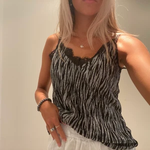 Linne - Säljer den perfekta nyårstoppen från hm, storlek 34 men passar större då den är lite stor på mig som vanligt vis har 32 då banden är ljusterbara!🤍