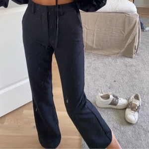 Utsvängda kostymbyxor  - Utsvängda kostymbyxor från bikbok😇 köparen står för frakten💕