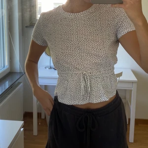 Zara topp - Jättesöt topp från Zara. Storlek S. Knappt använd så väldigt fint skick. Köparen står för frakt🥰