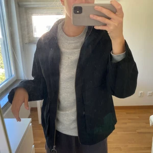 Svarta jacka  - Jättesnygg jacka från Asos. Storlek 36. Jättefint skick och använd enbart ett fåtal gånger. Köparen står för frakt🥰