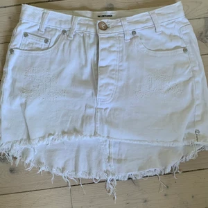 VIT JEANSKJOL FRÅN ONETEASPOON - Kjol från Oneteaspoon i storlek 27 (S). (Sista bilden är lånad)