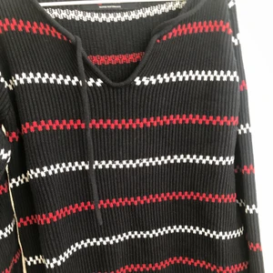 Tröja - Super fin randig tröja som är min mormors gamla. Finns inga tydliga tecken på användning. Tröjan är i storlek L men passar mig som vanligtvis har S🤍