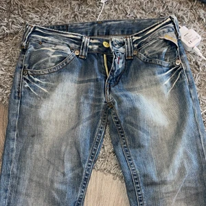 Lågmidjade jeans - Lågmidjade jeans ifrån replau säljes! Köparen står för frakt på 66 kr! Säljes då det var lite för små för mig