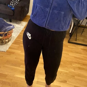 Nike mjukisbyxor 🤌🏻 - Super sköna mjukisbyxor från Nike med storlek M.