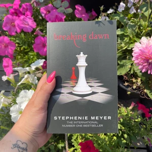 Breaking Dawn (twilight) - Sista delen av twilight serien. Aldrig läst, sprillans ny. Pocket, engelska. Ord pris 95kr. Kan mötas i kungsbacka, går att skicka men vet ej pris. 