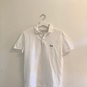 Lacoste piké - Vit piké från Lacoste🌺 Har använt en gång (på bilden). Buda/pruta/ställ frågor i kommentarerna🌟
