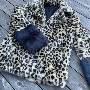 Fuskpäls leopard - Fin leopard fuskpäls / fuskpälsjacka i bra skick. Stl M