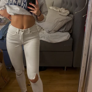 Vita jeans med hål i knäna - Vita tajta jeans med hål i knäna från carlings 