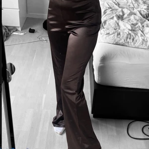 Bruna byxor - Bruna byxor i ”silkes” liknande material, inga slitningar. Som nya. Jag är 163 cm 💋