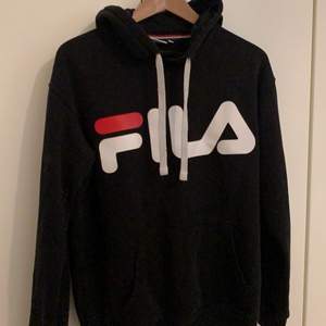 Säljer min fila hoodie som är snvänd några gånger men i fint skick och inte nopprig, den sitter bra på mig som brukar bära xs-s men passar nog en m också. ❤️