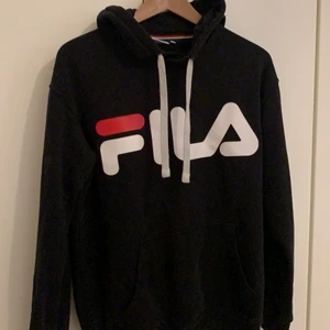 Fila hoodie  - Säljer min fila hoodie som är snvänd några gånger men i fint skick och inte nopprig, den sitter bra på mig som brukar bära xs-s men passar nog en m också. ❤️