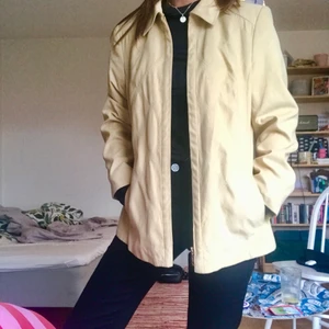 Ljusgul mockajacka - Så fin ljusgul mockajacka🌼🌻🌝⭐️💛 Rak i modellen och med lite axelvaddar, perfekt till sensommar/hösten!!! Sitter snyggt oversized på mig som är strl 36