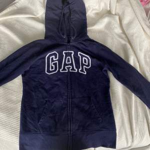 GAP zip up hoodie som är marinblå. Superfin men kommer inte till användning💖