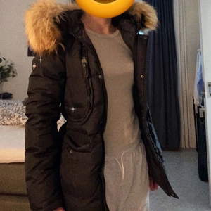 Hollies jacka stl 36 - Säljer nu min älskade hollies jacka då den inte kommer till användning längre. Bara använd en vinter så är nästan som ny. Det är lite små fläckar vid luvan inuti men ingen som nt går bort i tvätten. Det ända är att det låsnat en knapp på luvan som man kan se på tredje bilden, löste det genom och knyta fast tråden i hålet men det går säkert att köpa en ny knapp och Sätta fast den. Den kostar 3500 ny men pgr av att knappen låsnat så säljer jag den för 1400. Kom privat om du vill ha mer bilder😊