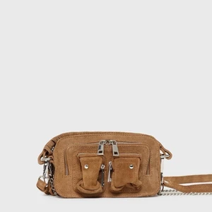 Ny nunoo väska - Ny nunoo väska i äkta mocka, endast använd en gång! Den är verkligen som ny!! Tillkommer ett långt axelband samt ett i mellan längd. Verkligen sparsamt använd och därför anledningen till att den säljs! Är i modellen Helena.