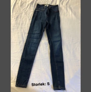 Mörkblåa jeans - Mörkblåa jeans. Använda en gång. Bjuder på frakten