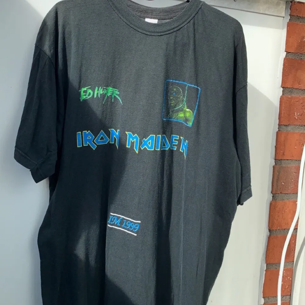 Säljer denna Iron maiden tisha från 1999 pga används för lite, Står XL men sitter mer som en M-L. T-shirts.