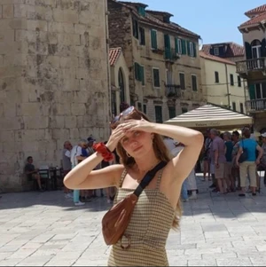 Rutig klänning - Sötaste klänningen, bara använt ca två gånger, kommer aldrig till användning för mig ): reglerbar i midja, går ner 2/3 till knät typ