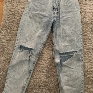 Jeans med hål i knäna  - Jeans med hål i knäna från nakd. I storlek 36 och färgen är lite blåslitet ,den syns bra på andra bilden.