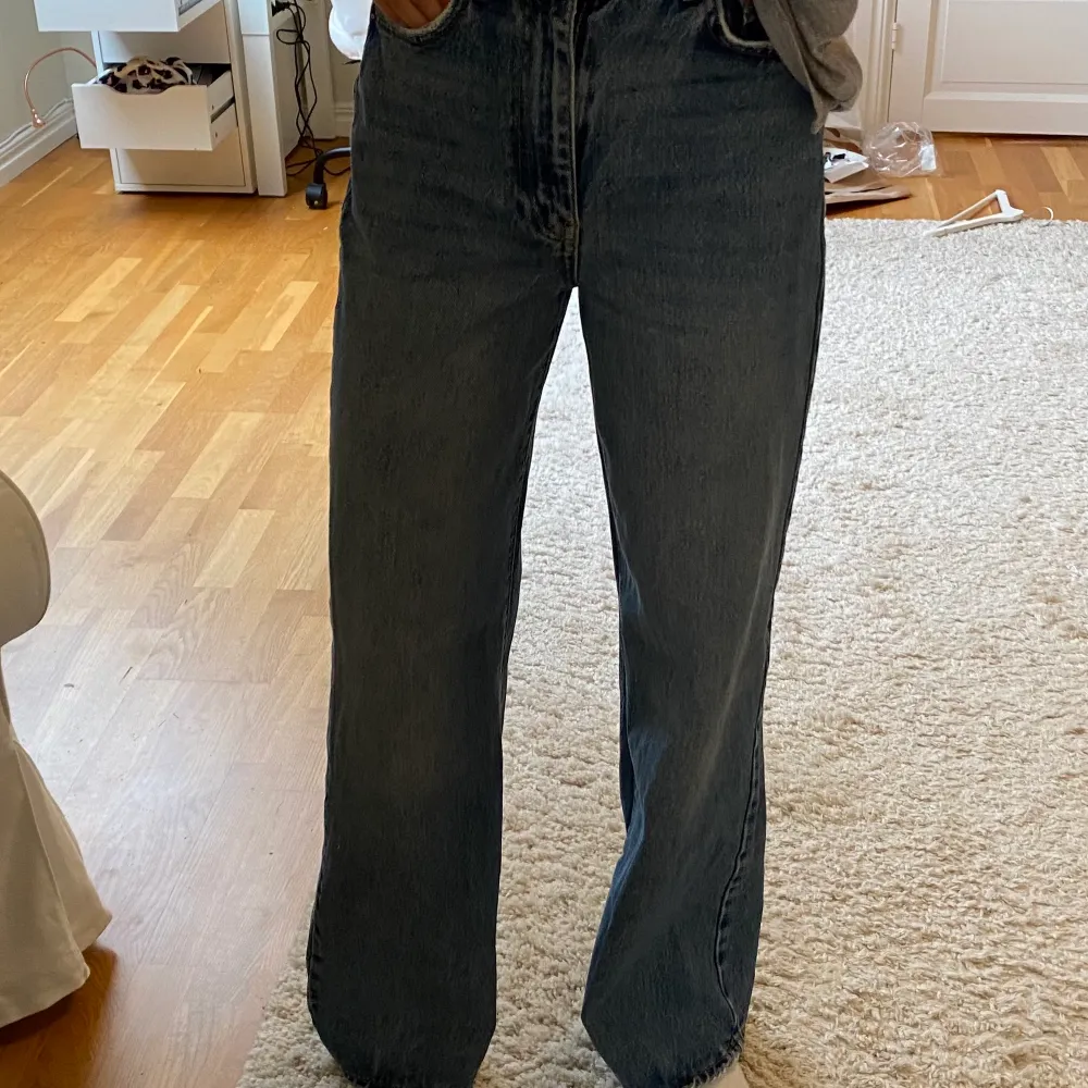 Vida Idun jeans från Gina tricot, är ner till hälarna på mig som är ca 170. Har 2 små vita vita färgningar i tyget som var där när jag köpte dem!❤️. Jeans & Byxor.
