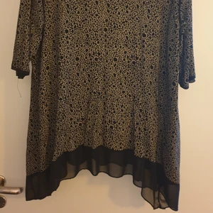 Snygg oanvänd tunika - Då jag har ryggskada kan jag inte mötas eller leverera, så antingen hämtas på plats eller så skickar jag!    Kontant eller swish. 