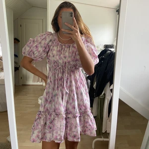 Blommig klänning, & other stories  - DRÖMKlänning som jag köpte för ca 2 månader sen, har inte kommit till användning tyvärr… helt oanvänd och endast testad. Nypris 890 kr från & other stories och prislapp är kvar! 😇😇