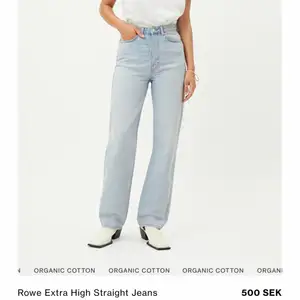 Jeans från weekday i modellen Rowe straight med hög midja. Använda fåtal gånger. Jeansen kostar 500kr i butik. Behöver paketet postas tillkommer fraktkostnad utöver priset på 240kr! Fler bilder skickas i DM vid intresse❤️