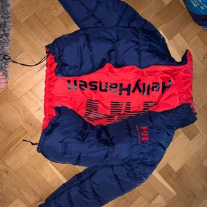 Helly hansen vinterjacka  - Bra skick , st small. Den är vändbar 