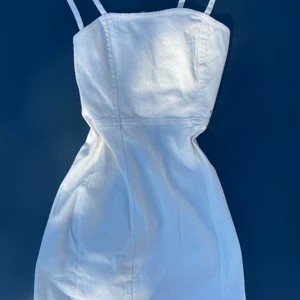 Klänning - Jättesöt vit klänning i jeanstyg från h&m. Strl 34 och sitter rätt så tajt. Går ungefär till mitten av låret, kanske lite högre! Köparen står för frakt🥰