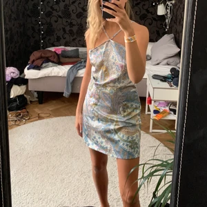 Klänning - Snygg o unik klänning. Silkes material som är svalt vilket är skönt på sommarn. den är för stor för mig i bysten så mst sälja. Köparen står för frakt om it mötas upp i stan