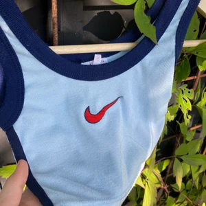 Nike crop-top - Världens finaste vintage crop-top som jag köpte här på plick. Älskar den men den var lite för liten för mig. Stretchigt tyg så skulle säga att den passar en xxs-xs/s. Älskar verkligen denna!😩🥰 köparen står för frakten