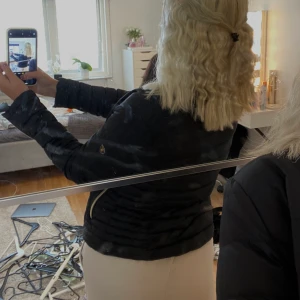 Rock and Blue jacka svart storlek 32 - En rock and blue svart vårjacka med guld detaljer. Storlek 32, använd 3 gånger. Ordinarie priset på jackan är 2500kr