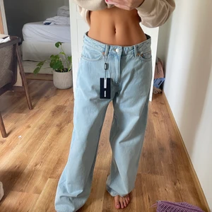 Weekday jeans - Helt nya! Blev fel strl och orkade aldrig skicka tillbaka. Ville ha en oversize fit men blev för stort ändå! Skitsnygga annars. Strl 27, kosta 600kr säljer för 300!