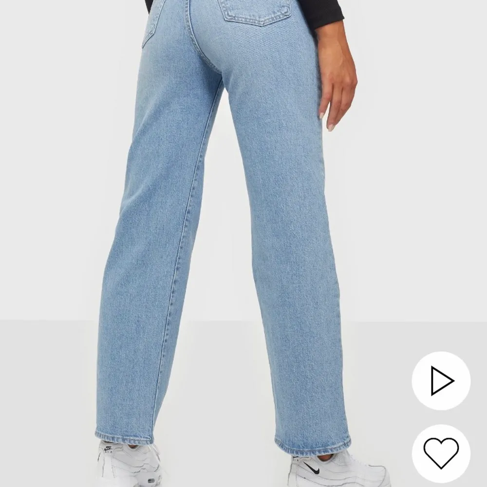 Säljer dessa Levis jeansen i strl 24/28. Egna bilder kan fås vid intresse ❤️ Längden passar mig bra som är 160cm. Jeans & Byxor.