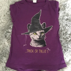 Katt tröja  - En lila tröja med en kat på som har änvänts några gånger. Är i bra skick.