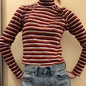 Tunn randig polotröja - Bekväm polotröja, ganska kort. Knappt använd.