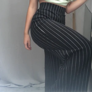 Randiga byxor!  - SKITSNYGGA randiga byxor köpta på Gina tricot för typ 3 år sedan (slutsålda idag). Säljer för att jag inte längre använder dem 🥲🥲. Orginalpriset var 400 kr, säljer dem för 90 kr + frakt (60kr)💓💓💓 