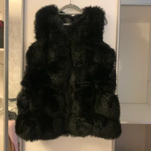 Pälsväst  - Fin pälsväst som är inprinsip oanvänd. Kommer tyvärr inte ihåg vart jag köpte den🙈 Priset kan diskuteras!! Pris 150kr                                                                    Storlek XS