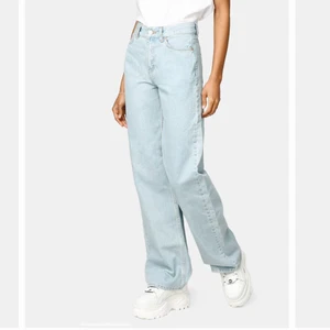 Vida Jeans - Säljer dessa ljus blåa vida jeansen från Junkyard som tyvärr var för små för mig redan vid leveransen. Har aldrig använt dom endast prövade en gång, prislapp finns kvar (se tredje bilden). Jeansen är i storlek 24 vilket motsvarar storlek 32. Säljer för 250 kr + frakt💕💕