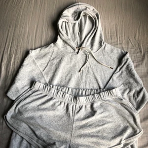 Mys set, tjocktröja och shorts - Säljer detta mys set från H&M