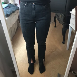 Abercrombie & fitch jeans storlek S - Feta byxor i storlek ca 30W 30L. Med söm i fram och en slit längst ner.