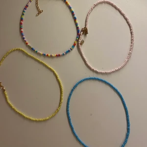 Pärlhalsband  - Säljer 4 helt oanvända pärlhalsband. Säljer då jag råka beställa dubbla. Halsbanden är 32-38cm. Säljer alla 4 för 45 kr. Köp direkt (först till kvarn) 