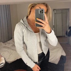 Huvtröja bondelid  - Super fin zipup hoodie från märket Bondelid. Köpt för 799kr på MQ, knappt använd säljer för 399kr 🤍🌟