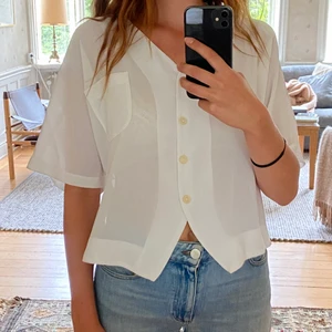 Vit blus  - Aldrig använd, fin men okänt märke! 