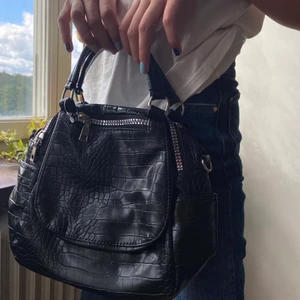 Fake ormskinns väska - Ursnygg trendig väska som jag hittat secondhand men tyvärr inte fått användning av:( den har många fack och är i bra kvalitet!