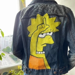 Målad jeansjacka  - En fräck jeansjacka som är köpt secondhand och sedan blivit målad!