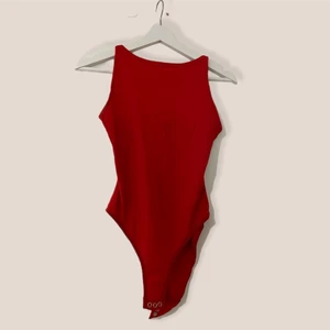  Röd Body TopShop  - Knallröd body från TopShop i storlek 38. 