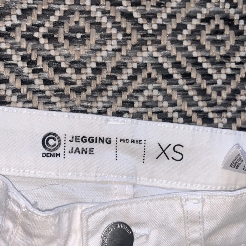 Ett par vita jeans som använts 1 gång.. Jeans & Byxor.